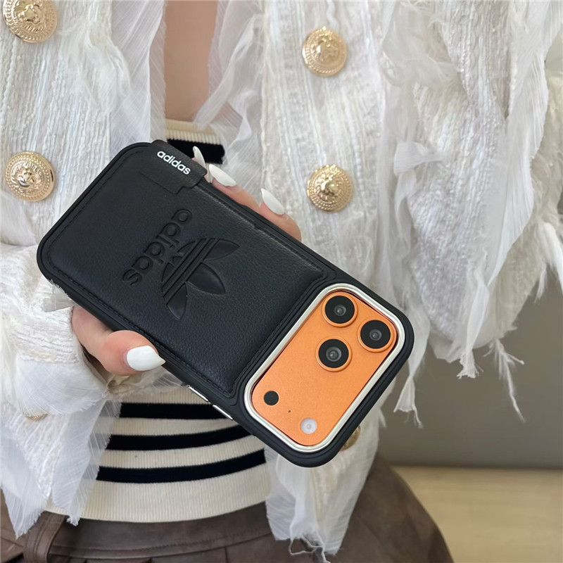 2025年冬新作☆アディダス風のiPhone17/17proケース。アイコニックなadidasロゴを型押し、こだわりのPUレザーケースです。シンプルでスタイリッシュ、男女どちらも大人気です！