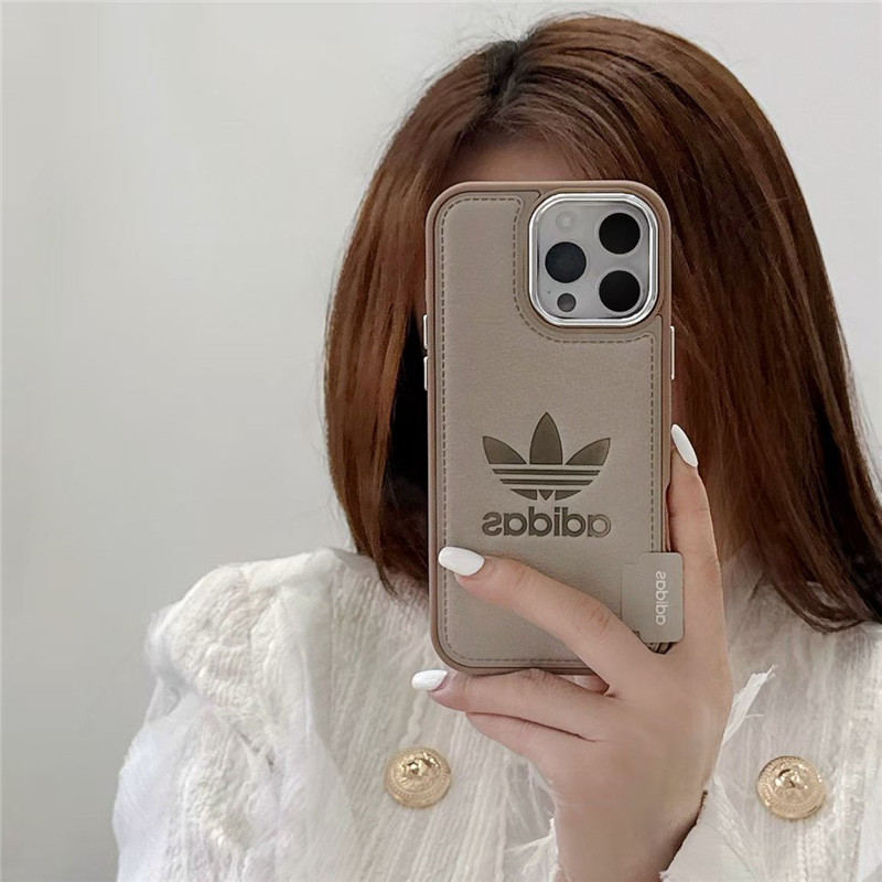 2025年冬新作☆アディダス風のiPhone17/17proケース。アイコニックなadidasロゴを型押し、こだわりのPUレザーケースです。シンプルでスタイリッシュ、男女どちらも大人気です！